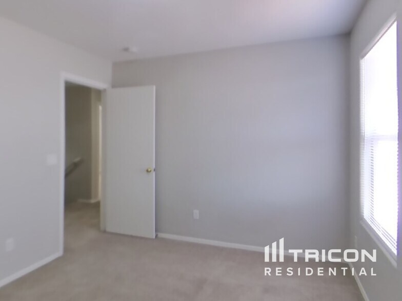 Building Photo - 2364 E Meadow Lark Way