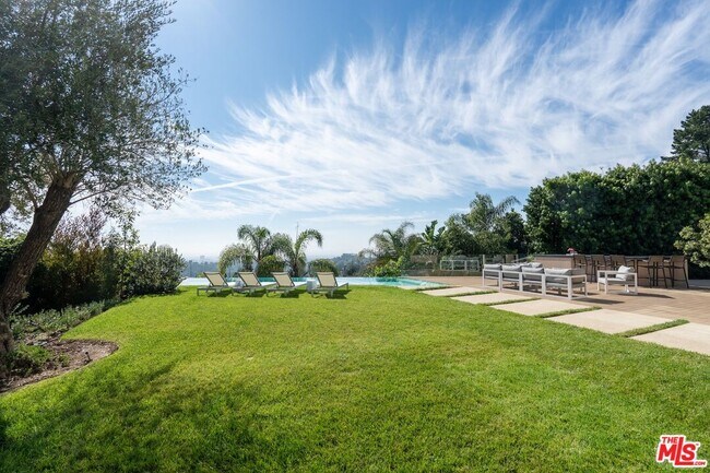 Building Photo - 2501 Banyan Dr