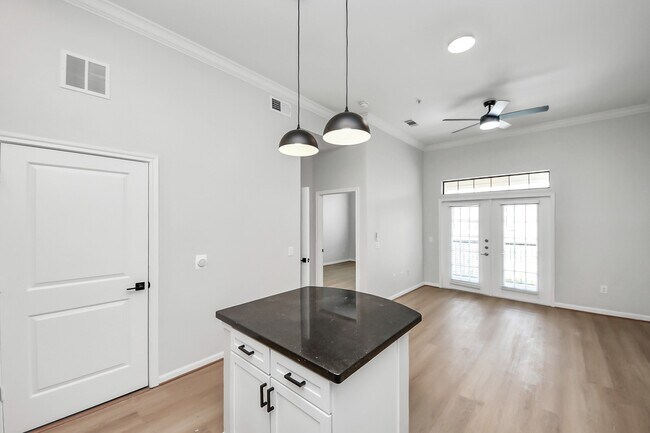 Building Photo - 6363 San Felipe St