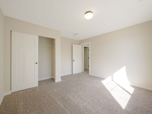 Building Photo - 3 Bed, 2.5 Bath Beautiful Single-family Av...