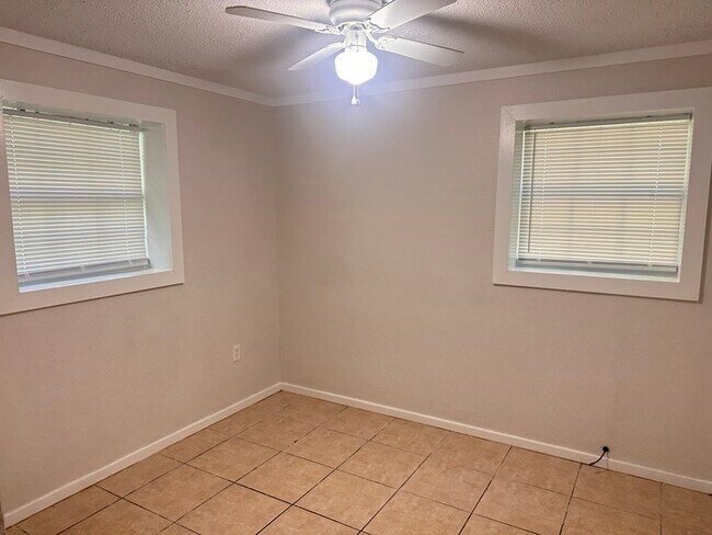 Building Photo - 2/1 Energy Efficient Cottage in Cantonment