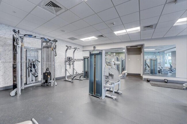 Building Photo - 1750 N Bayshore Dr