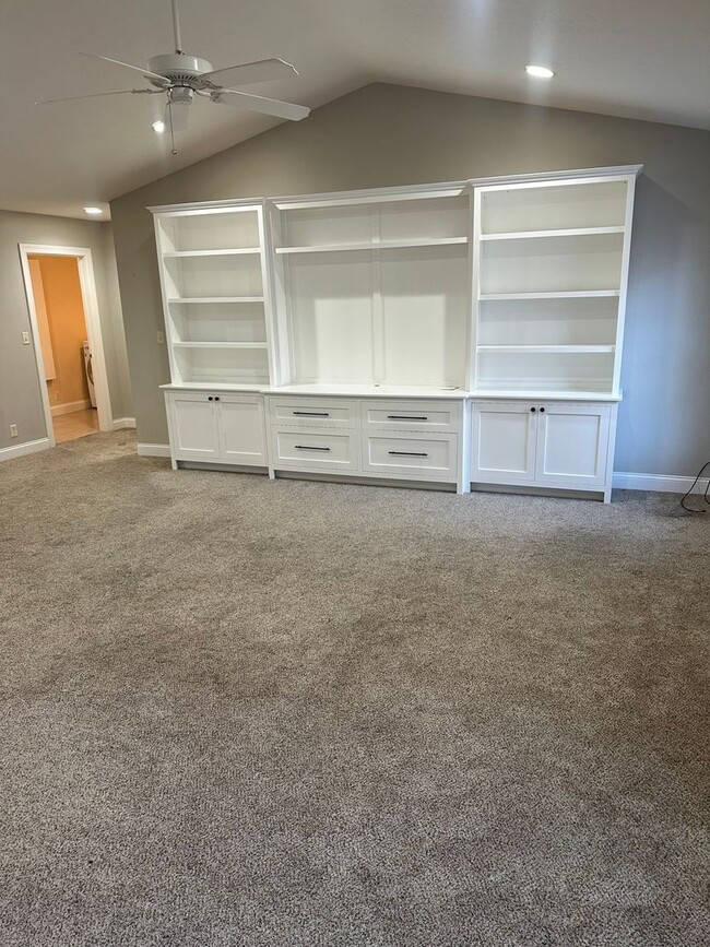 Building Photo - Welcome to this stunning 4 bedroom, 3 bath...