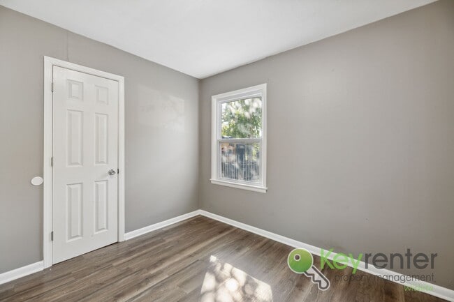 Building Photo - Charming 2bd/1ba close to local shopping and restaurants!