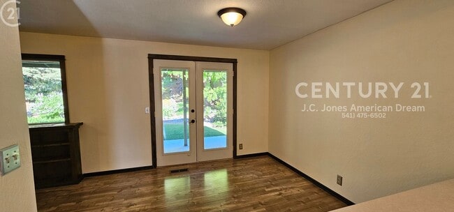 Building Photo - Single Family Home in NE Grants Pass with RV Parking