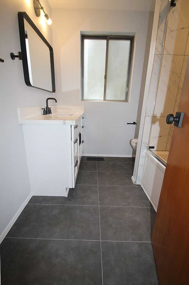Building Photo - FULLY RENOVATED 3 BED, 2 BATH BELLEVUE HOM...