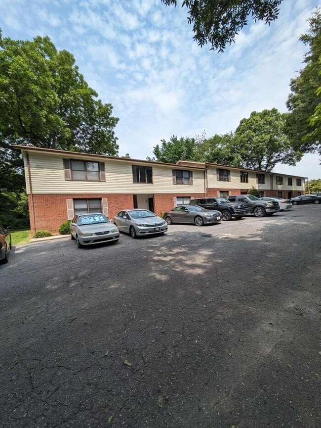 Building Photo - 1BD/1BA Upstairs Unit at Westmont