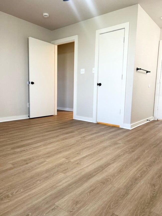 Building Photo - Charming Remodeled Duplex located in the center of Burleson