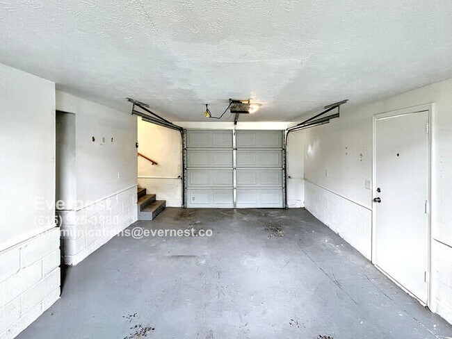 Building Photo - Inviting 3-Bedroom Home with Fenced Yard a...