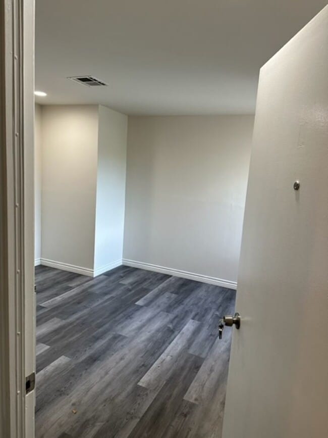 Building Photo - 11231 Oxnard St