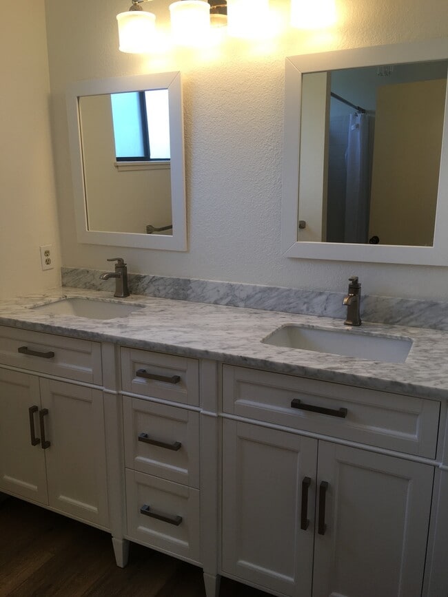 Building Photo - Beautiful 3 Bedroom 2 Bath in Great Neighb...