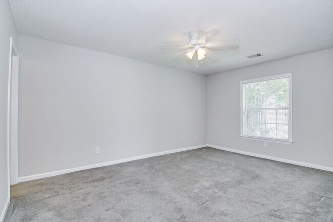 Building Photo - Updated 2 Bed 2 Bath Townhouse