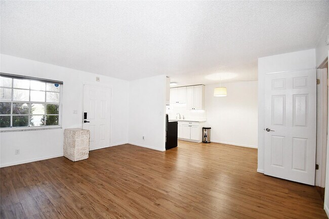 Building Photo - 900 NE 26th St