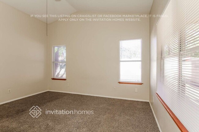 Building Photo - 7934 W Laurel Ln