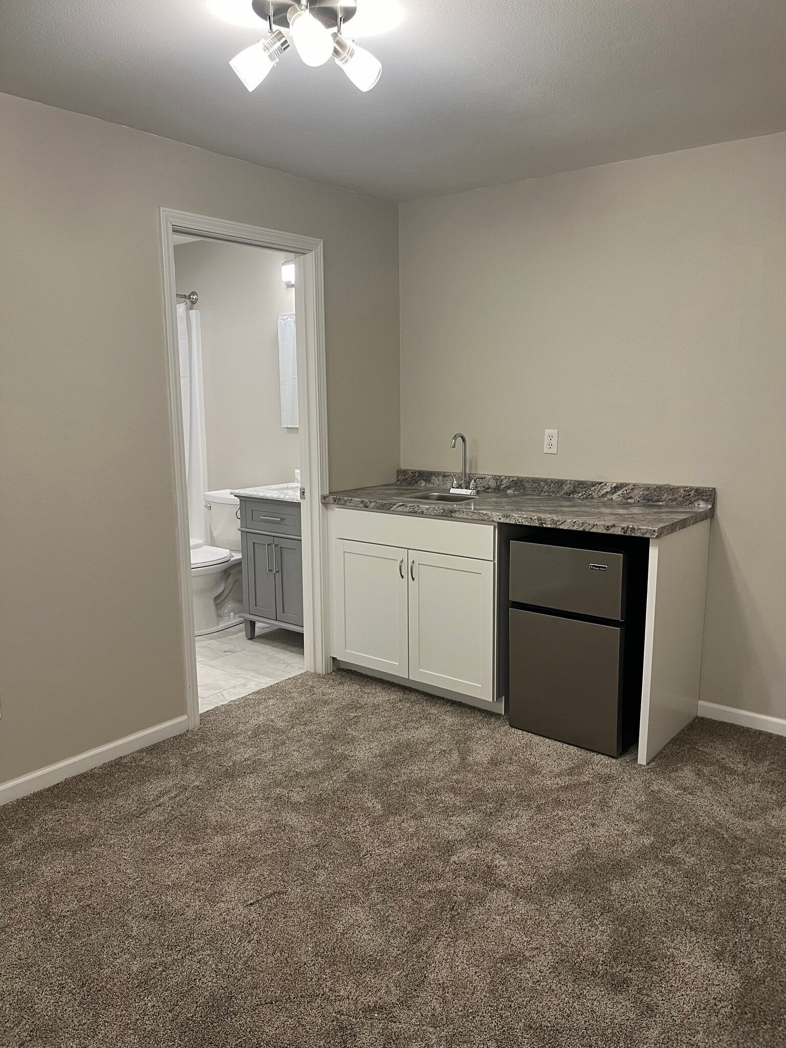 LL Beverage Bar - 984 22nd Ave