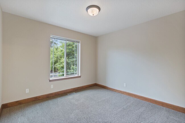 Building Photo - 10015/10017 N Whitworth Dr