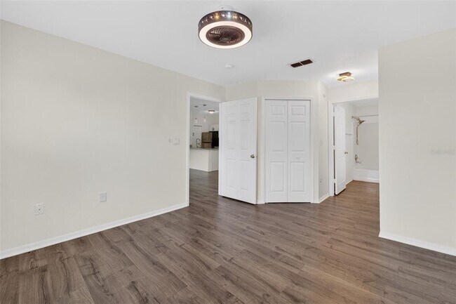 Building Photo - 5467 Vineland Rd