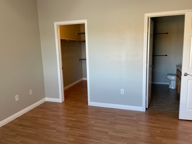 Building Photo - 2 bedroom upgraded condo in Silverado Ranch