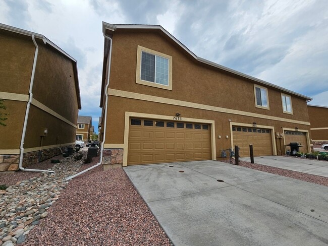 Building Photo - 3 bed-3 bath Townhome with AC!!!