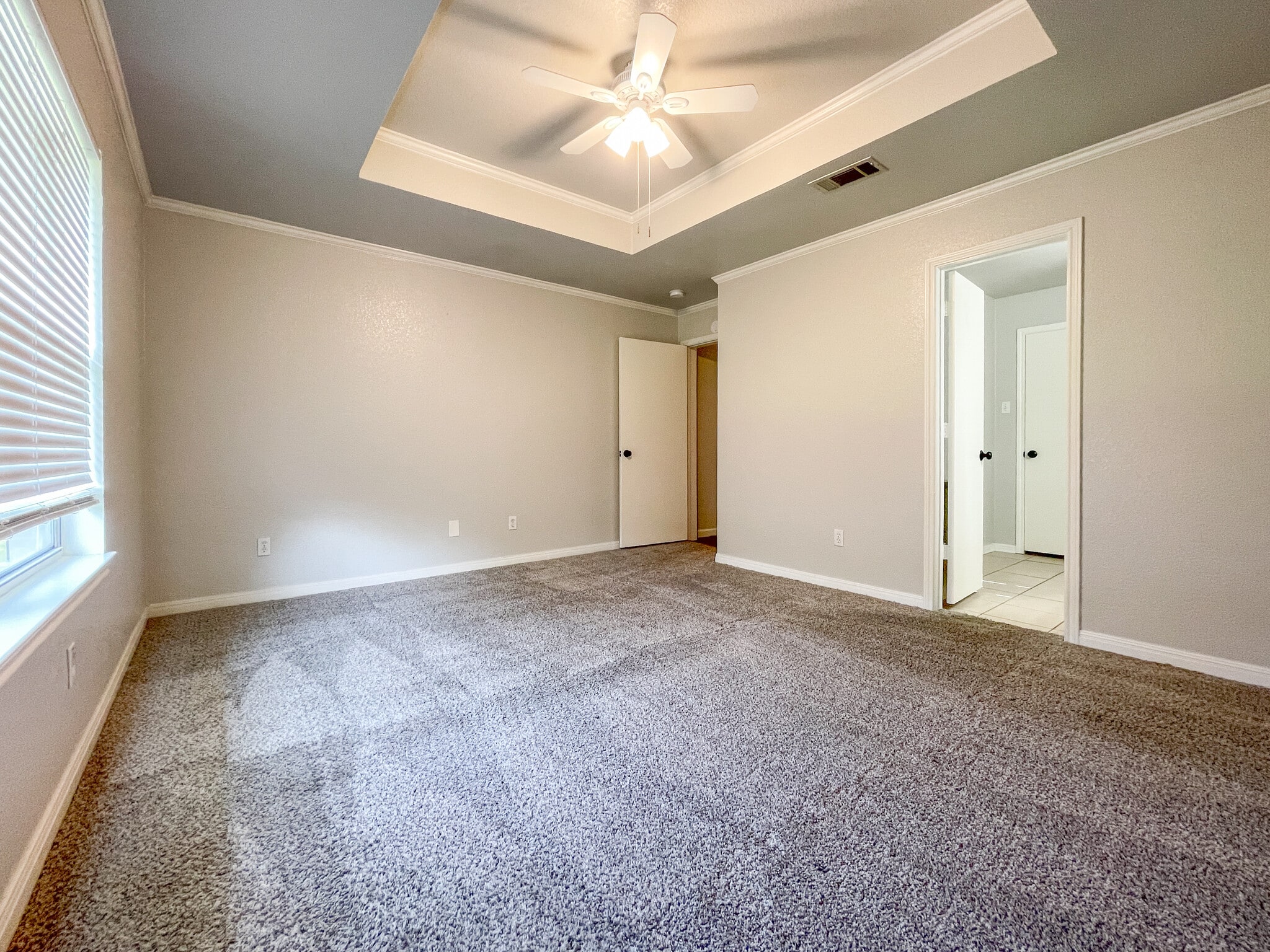 Building Photo - 10145 Valencia Dr