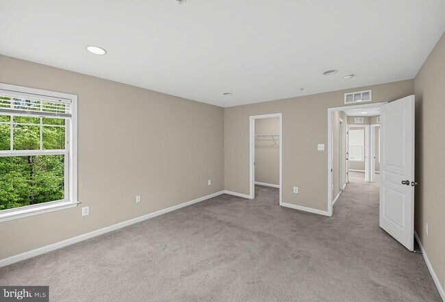 Building Photo - 7524 Holly Ridge Dr