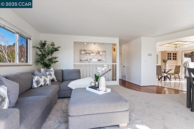 Building Photo - 207 Midway Dr