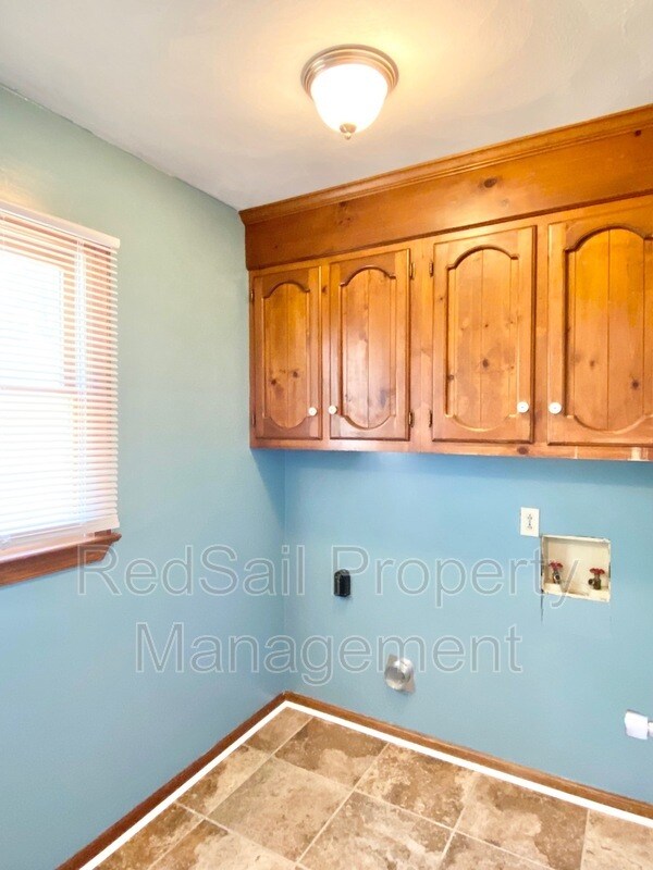 Building Photo - 802 Tiverton Pl