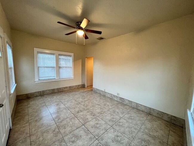 Building Photo - For Rent