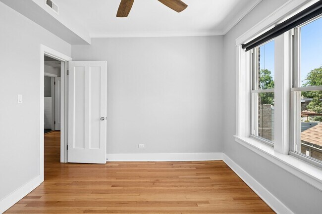 Building Photo - 1702 W Catalpa Ave