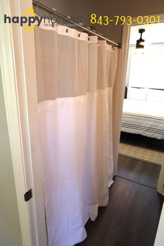 Building Photo - 2 bedroom 1 bath Cute bungalow in Riverlan...