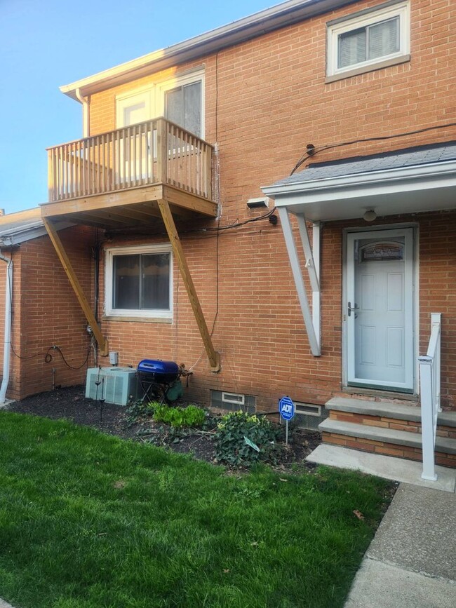 Building Photo - Charming 2-Bedroom Property in Prime Location