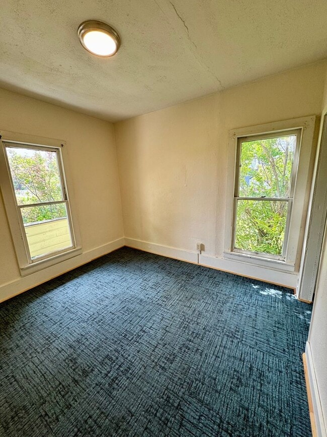 Building Photo - Cozy butte house available now