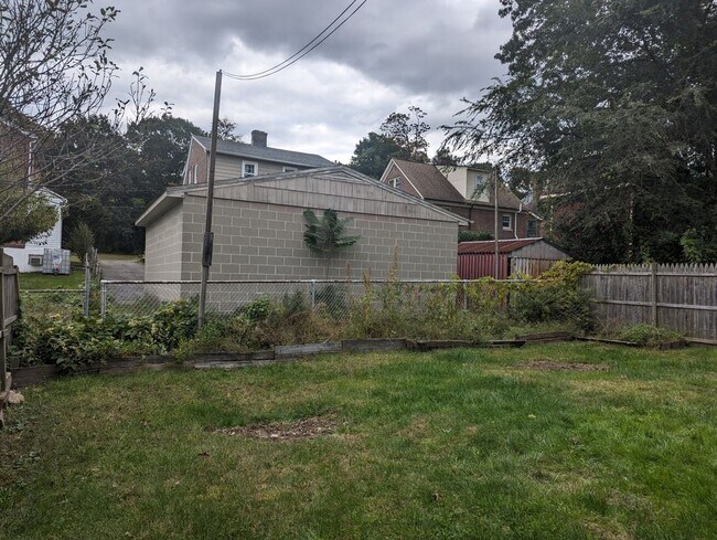 Building Photo - 33 Hallock St