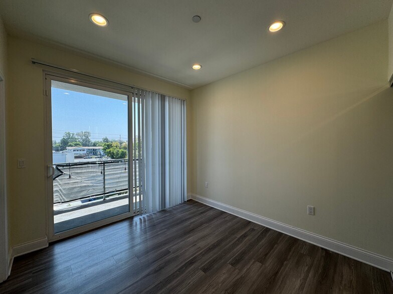 Building Photo - 14934 Burbank Blvd