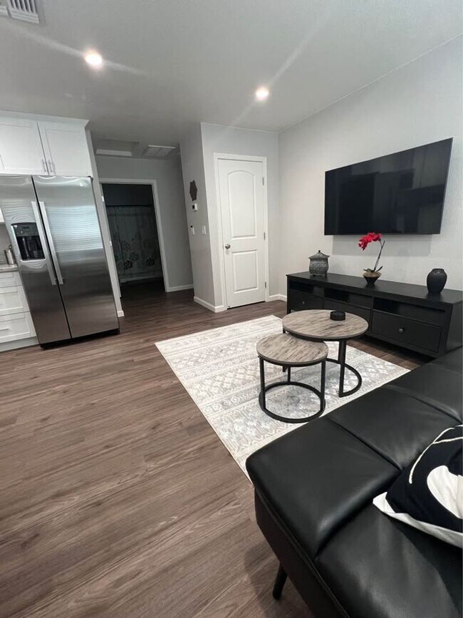 Building Photo - CHARMING