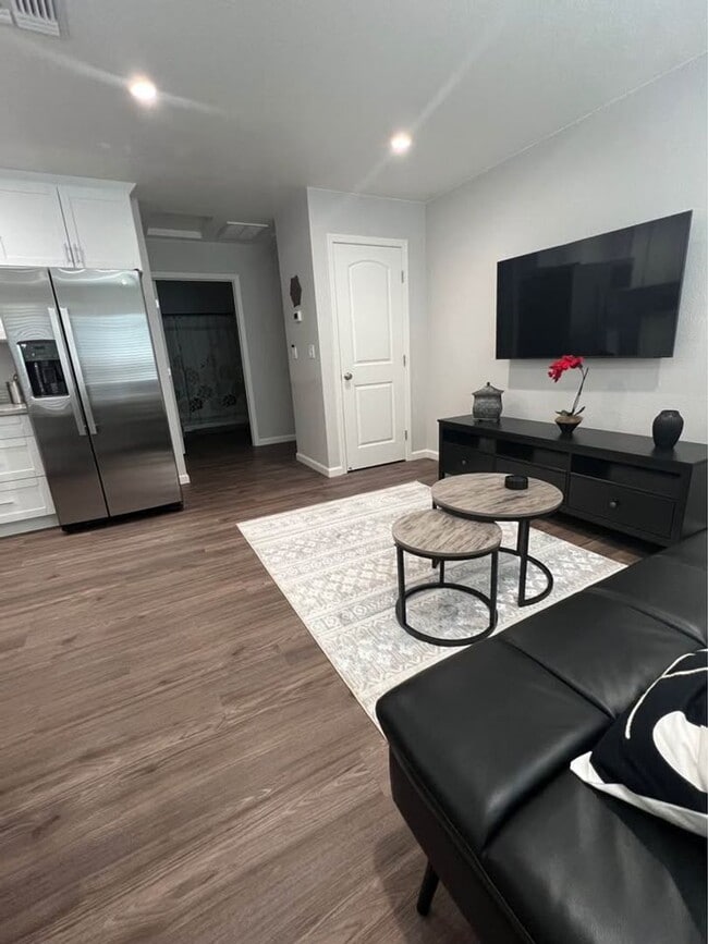 Building Photo - Fully Furnished