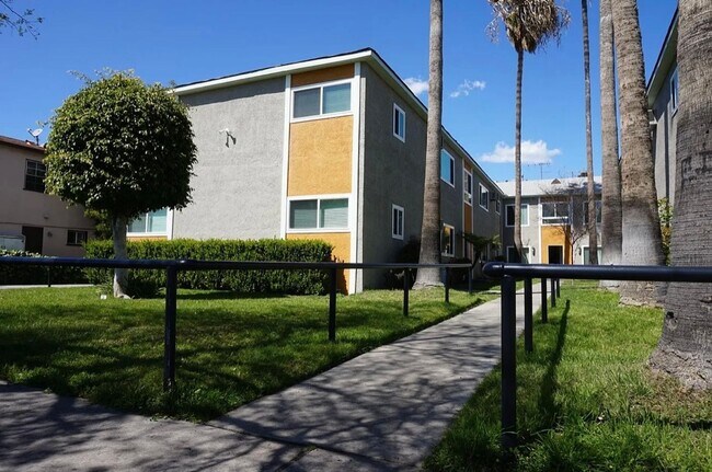Building Photo - Remodeled 2BR in NoHo – New Kitchen, 2 Parking Spaces, Walk to NoHo West Mall