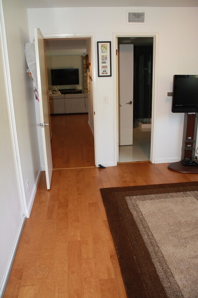 Building Photo - Gorgeous 4 Bedroom, 2 Bath in the Lovely Huntington Beach!
