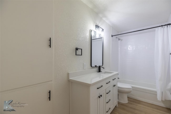 Building Photo - Furnished 3 bedroom 2 bathroom