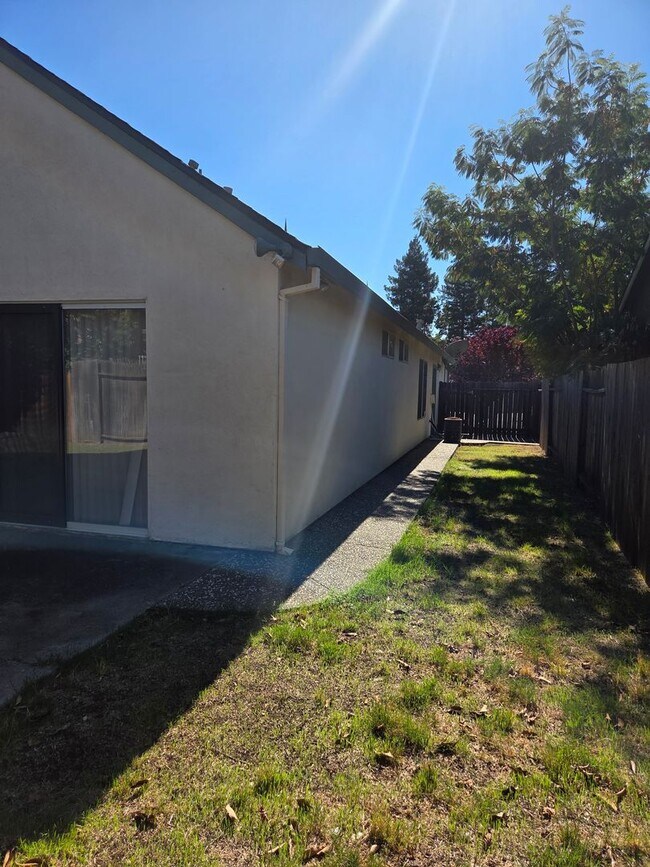 Building Photo - 203 Catalpa Ln