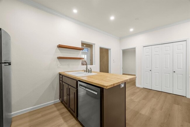 Building Photo - 1307 Kinney Ave