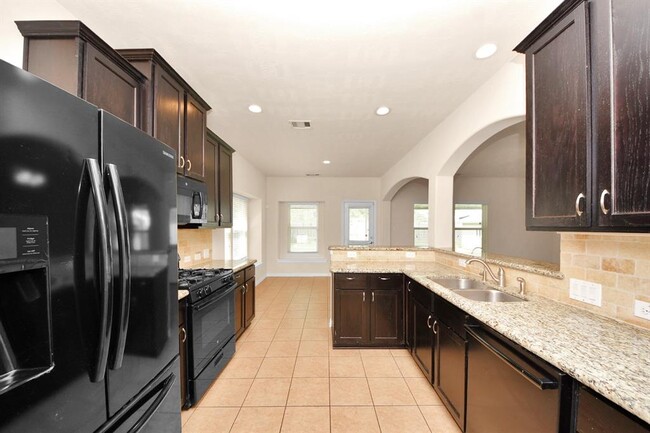 Building Photo - 122 Persimmon Dr