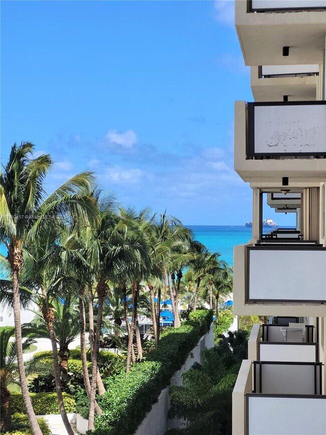 Building Photo - 1621 Collins Ave