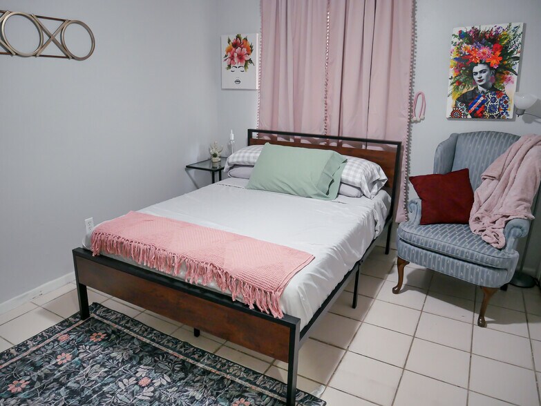 Building Photo - 1453 Hendren Dr