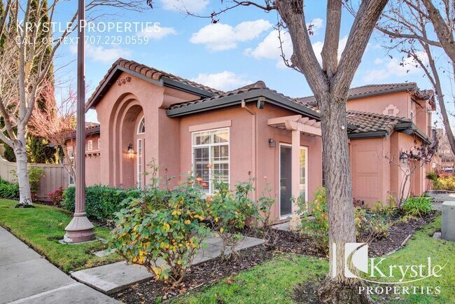 Building Photo - Gorgeous condo in beautiful Tiara gated co...