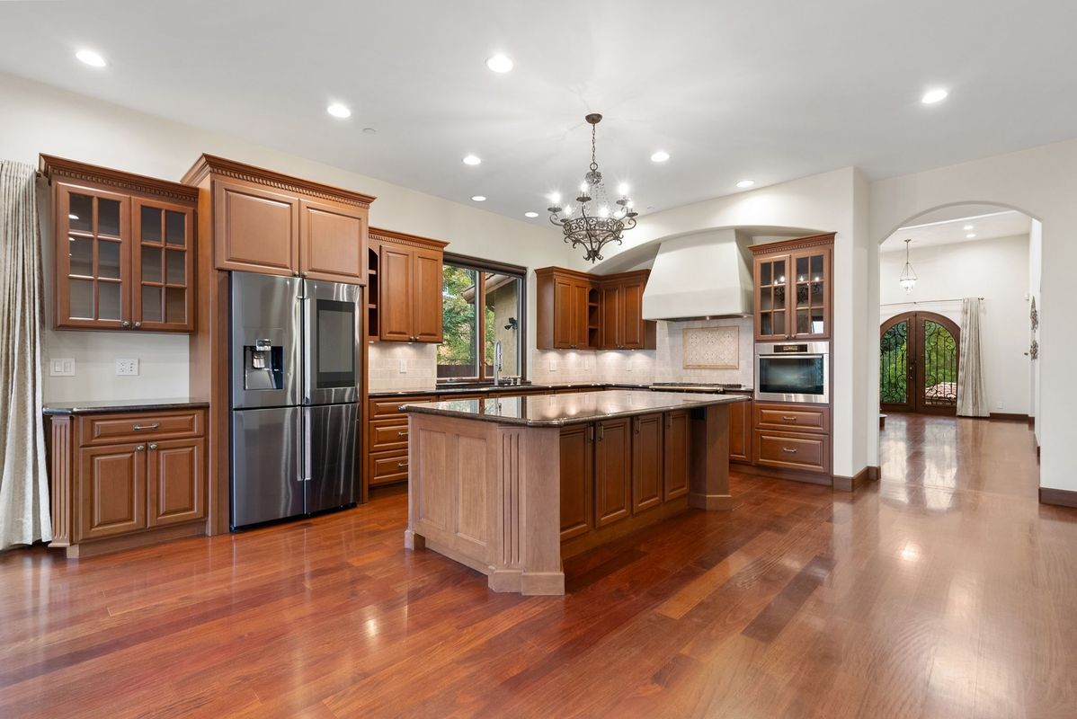 Building Photo - 512 Lakeview Way