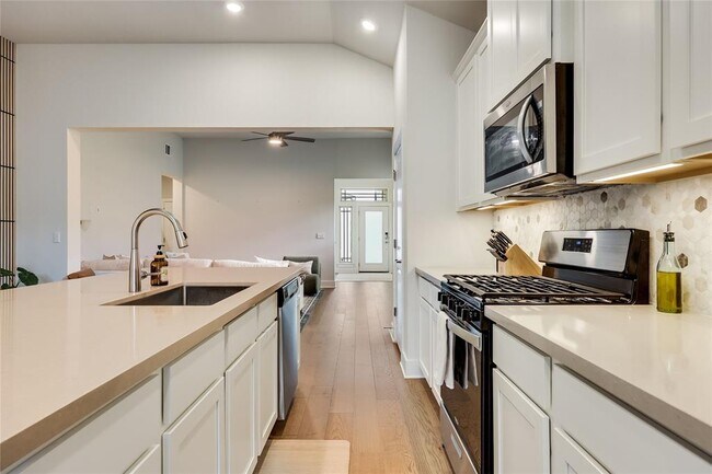 Building Photo - 8608 McKamy Dr