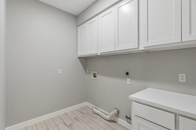Building Photo - 501 Lone Star Dr
