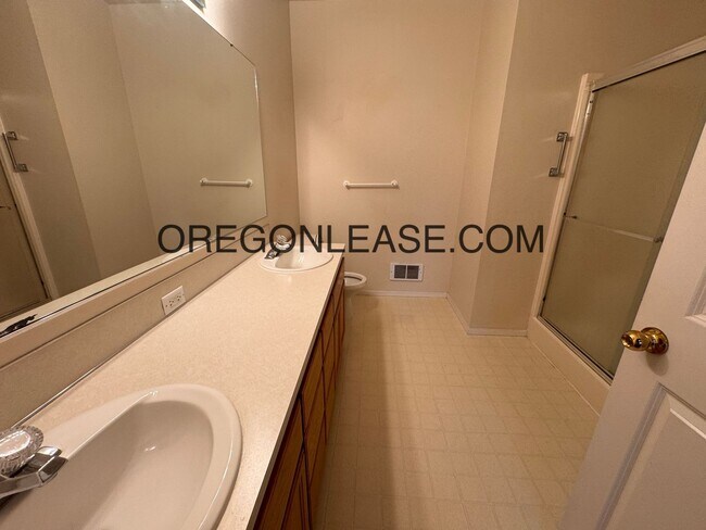 Building Photo - 3 bedroom North Eugene home with full size...
