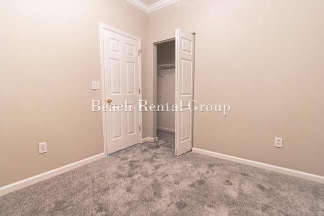 Building Photo - Open and Inviting End Unit
